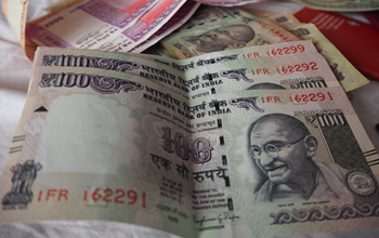 Indian Rupee All Time Low: डॉलर के मुकाबले रुपये में ऐतिहासिक गिरावट, जाने आम आदमी की जेब पर क्या होगा असर?