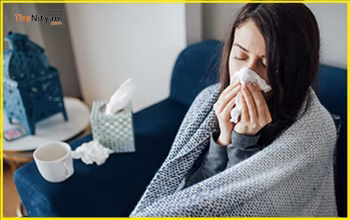 सर्दी, खांसी और जुकाम से बचने का रामबाण इलाज! गर्म पानी में घोलें बस ये एक चीज, मिलेंगे चौंकाने वाले फायदे...